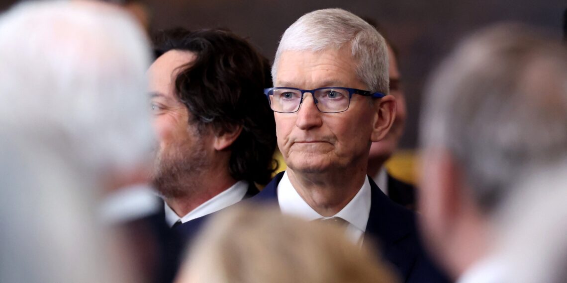 Tim Cook se isola como CEO mais longevo da Apple, superando Steve Jobs; veja as diferenças entre eles