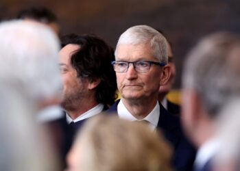 Tim Cook se isola como CEO mais longevo da Apple, superando Steve Jobs; veja as diferenças entre eles