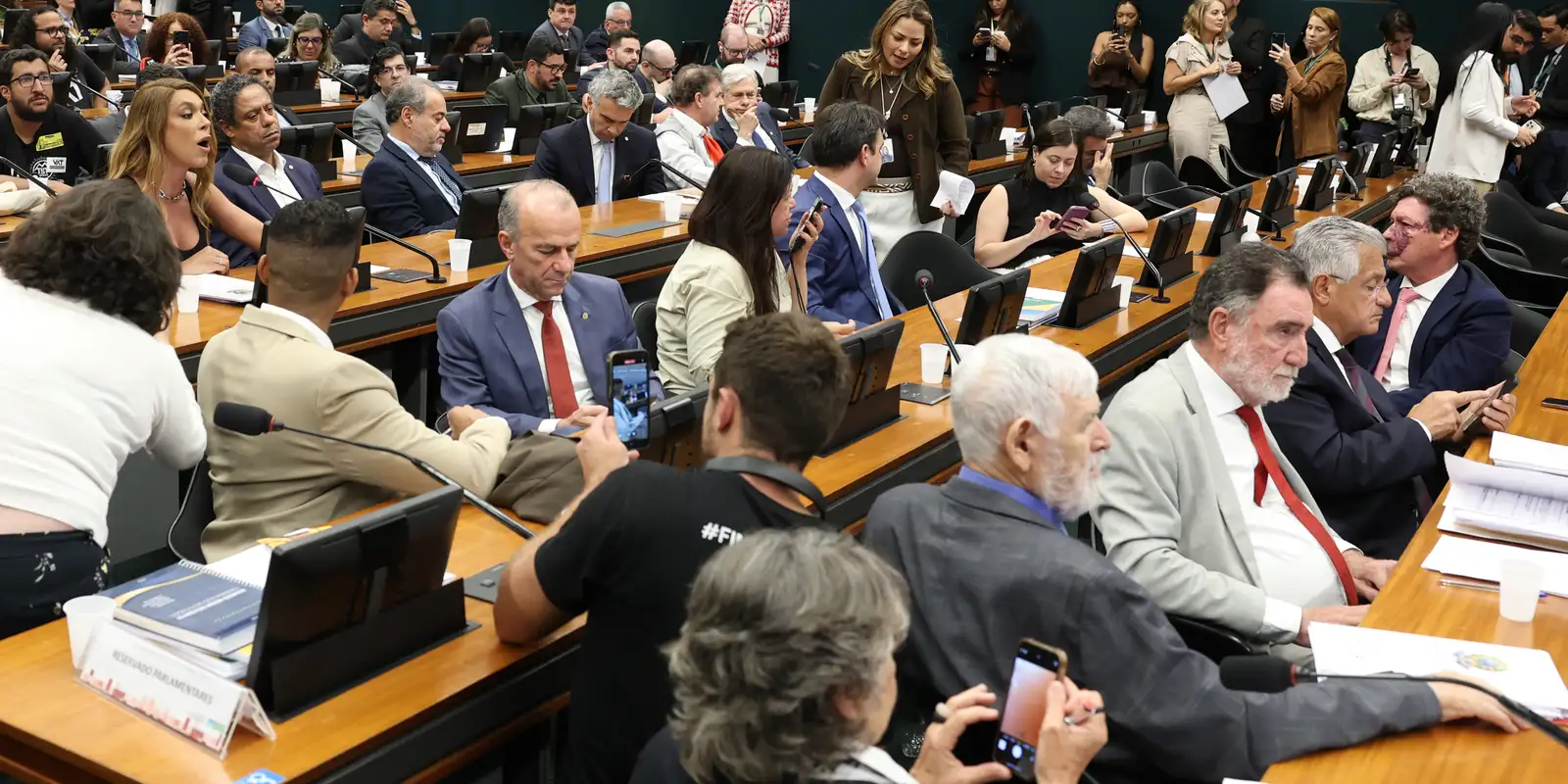 Oposição pede vista e votação da PEC que derruba escala 6×1 é adiada