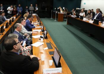 PEC da escala 6×1 abre debate sobre produtividade e hora trabalhada