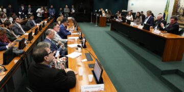 PEC da escala 6×1 abre debate sobre produtividade e hora trabalhada