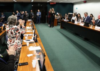 CCJ aprova admissibilidade de propostas que acabam com escala 6×1