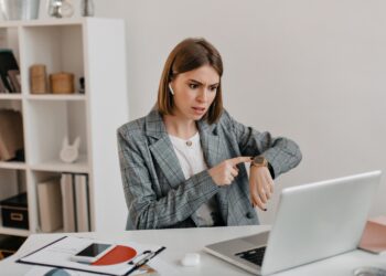 Hora extra e almoço mais curto: medo da inteligência artificial leva profissionais a trabalhar mais