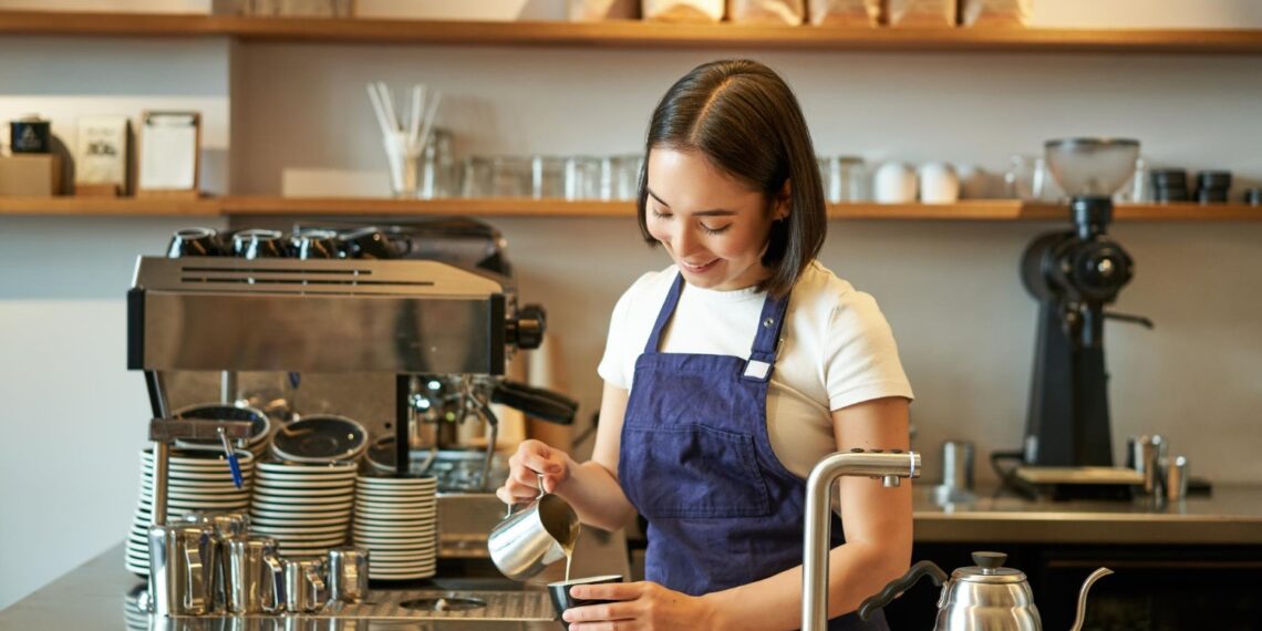 Jovens com diploma em lojas e bares: o que está por trás do cenário