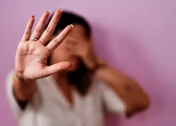 Em 2025, 70% das agressões contra mulheres ocorreram dentro de casa