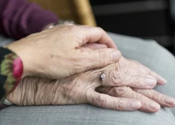 População brasileira envelheceu e número de idosos atinge recorde, diz IBGE