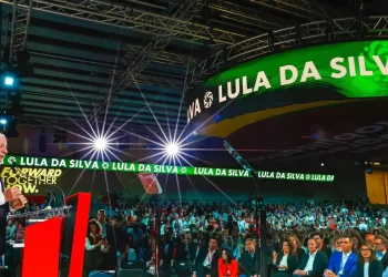 Lula fala para milhares na Espanha e pede coerência dos progressistas