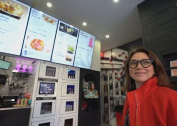 Ajudante ou espião? Repórter passa meses com aparelhos de IA que gravam 24h e até opinam na vida dela