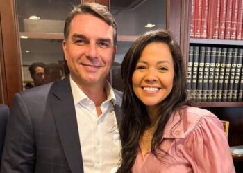 Flávio Bolsonaro avalia evangélica Priscila Costa para vice
