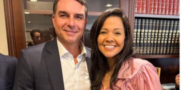 Flávio Bolsonaro avalia evangélica Priscila Costa para vice