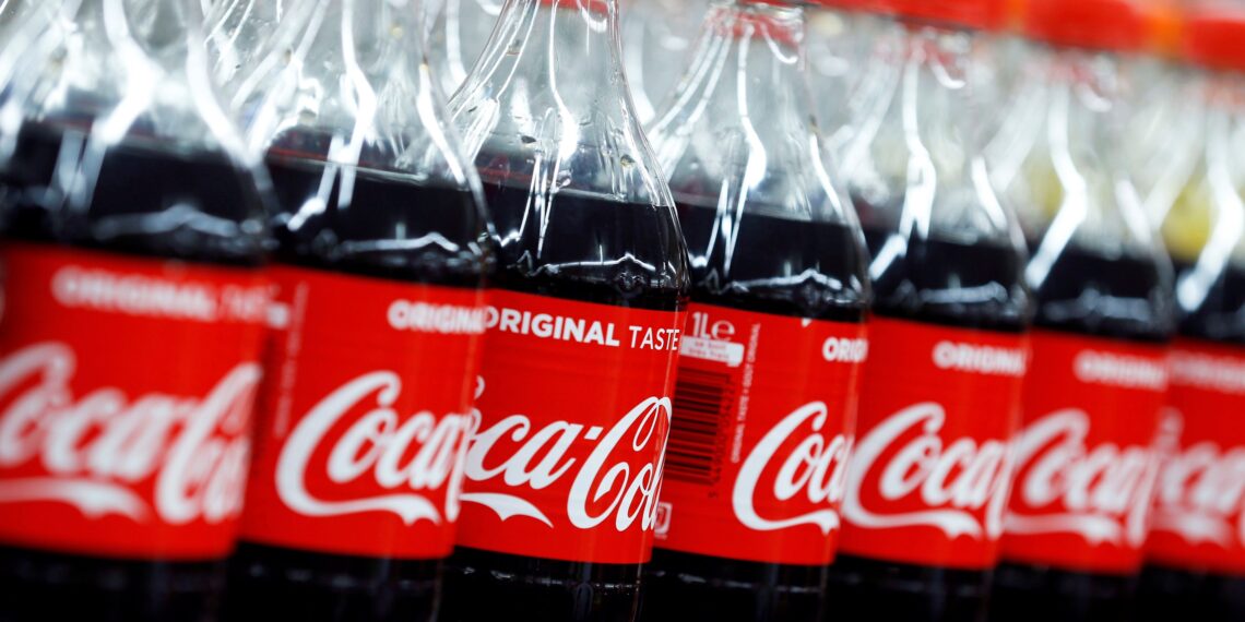 Com novo CEO brasileiro, Coca-Cola encolhe embalagens para driblar queda no consumo e inflação