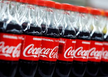 Com novo CEO brasileiro, Coca-Cola encolhe embalagens para driblar queda no consumo e inflação