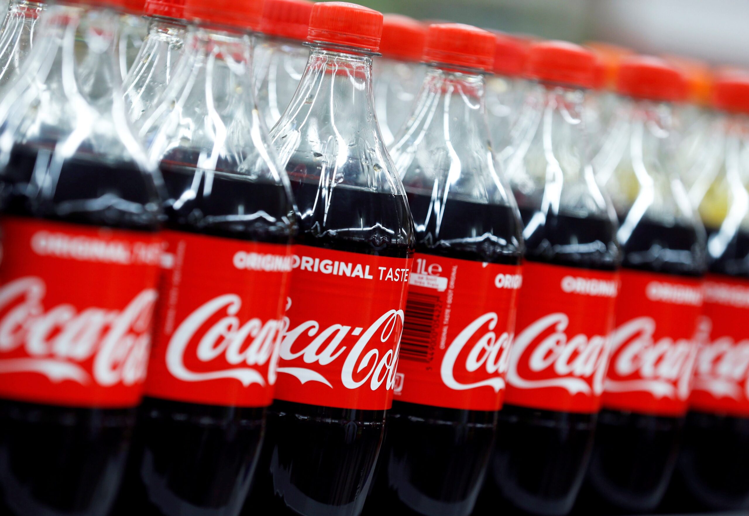 Com novo CEO brasileiro, Coca-Cola encolhe embalagens para driblar queda no consumo e inflação
