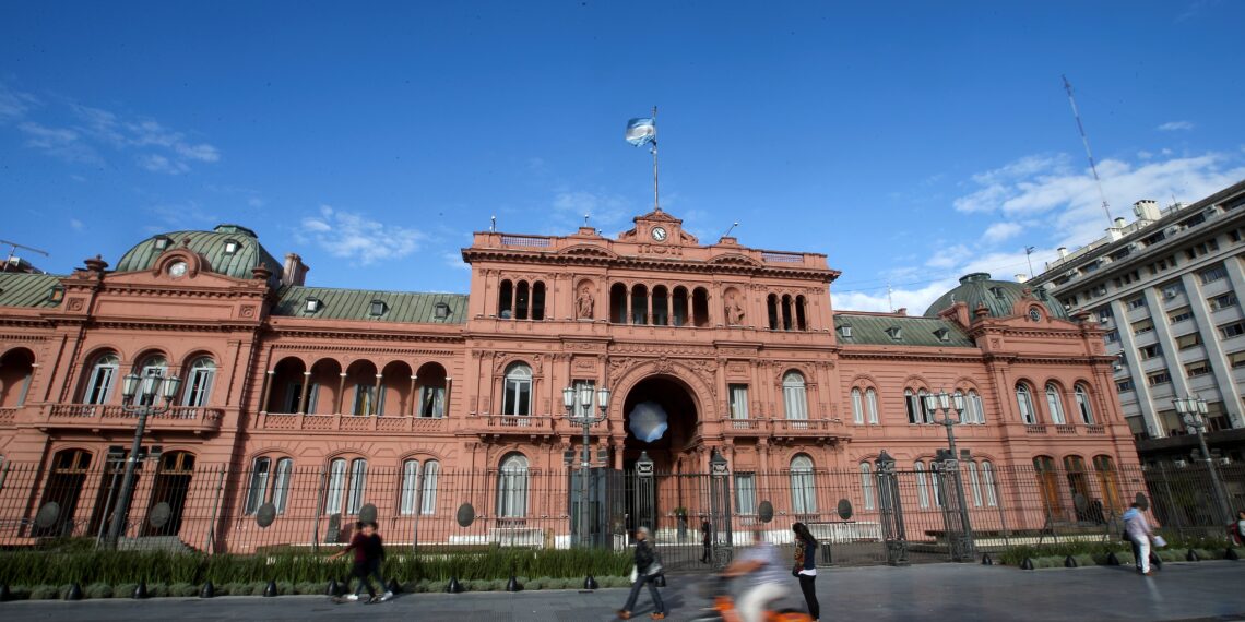 FMI e Argentina fecham acordo para liberação de US$ 1 bilhão