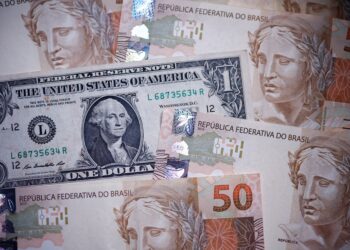 Dólar abre a R$ 4,96 com mercado atento à trégua entre EUA e Irã