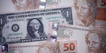 Dólar abre a R$ 4,96 com mercado atento à trégua entre EUA e Irã