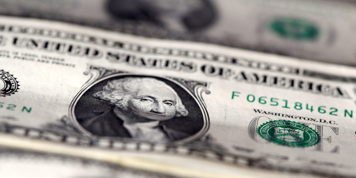 Dólar cai pelo 6º dia seguido, de olho em possível acordo de paz entre EUA e Irã; Ibovespa recua