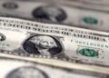 Dólar cai pelo 6º dia seguido, de olho em possível acordo de paz entre EUA e Irã; Ibovespa recua