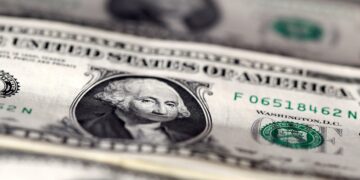 Dólar cai pelo 6º dia seguido, de olho em possível acordo de paz entre EUA e Irã; Ibovespa recua