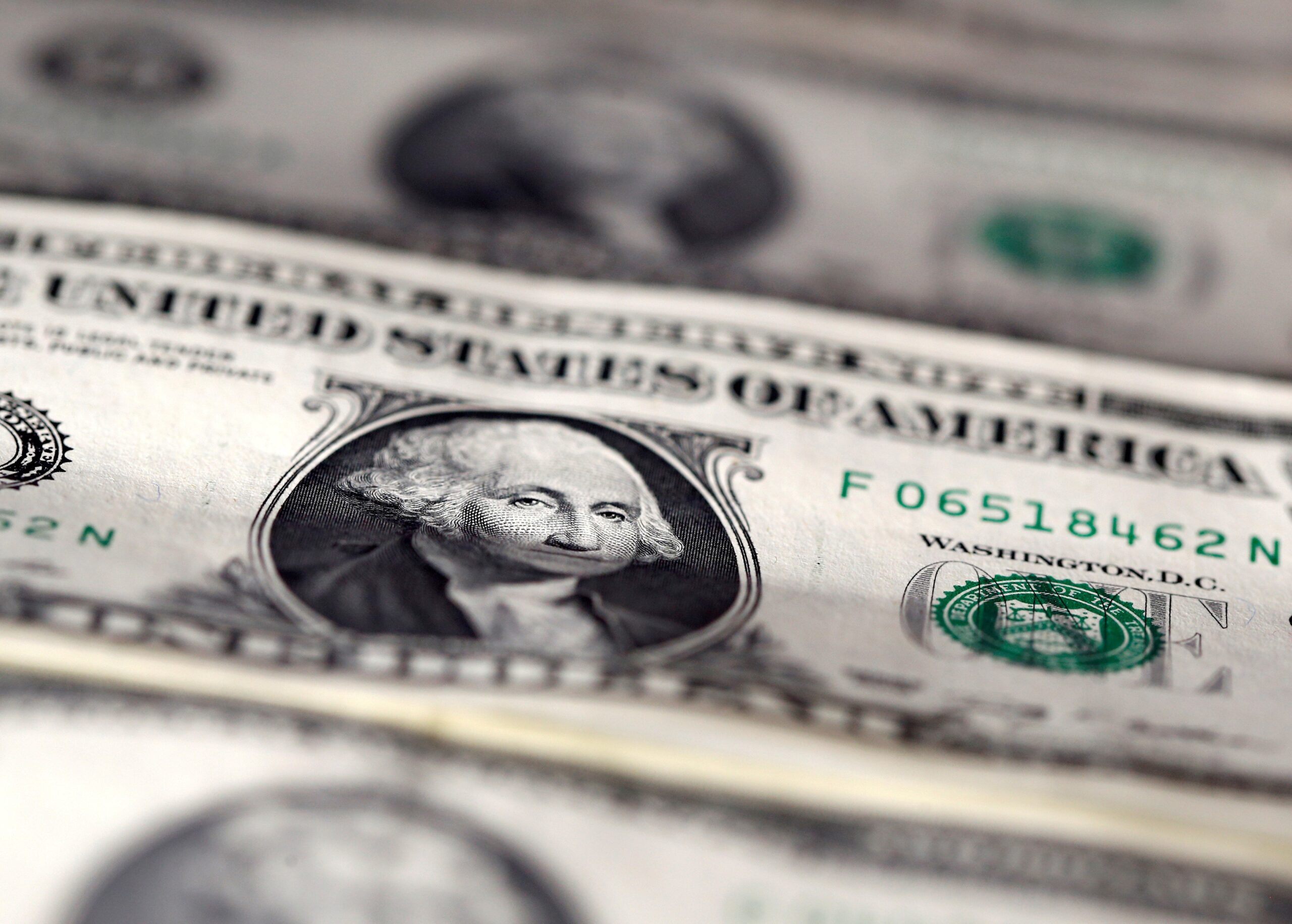 Dólar cai pelo 6º dia seguido, de olho em possível acordo de paz entre EUA e Irã; Ibovespa recua