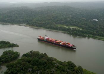 Bloqueio em Ormuz faz empresas gastarem até US$ 4 milhões no Canal do Panamá
