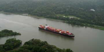 Bloqueio em Ormuz faz empresas gastarem até US$ 4 milhões no Canal do Panamá