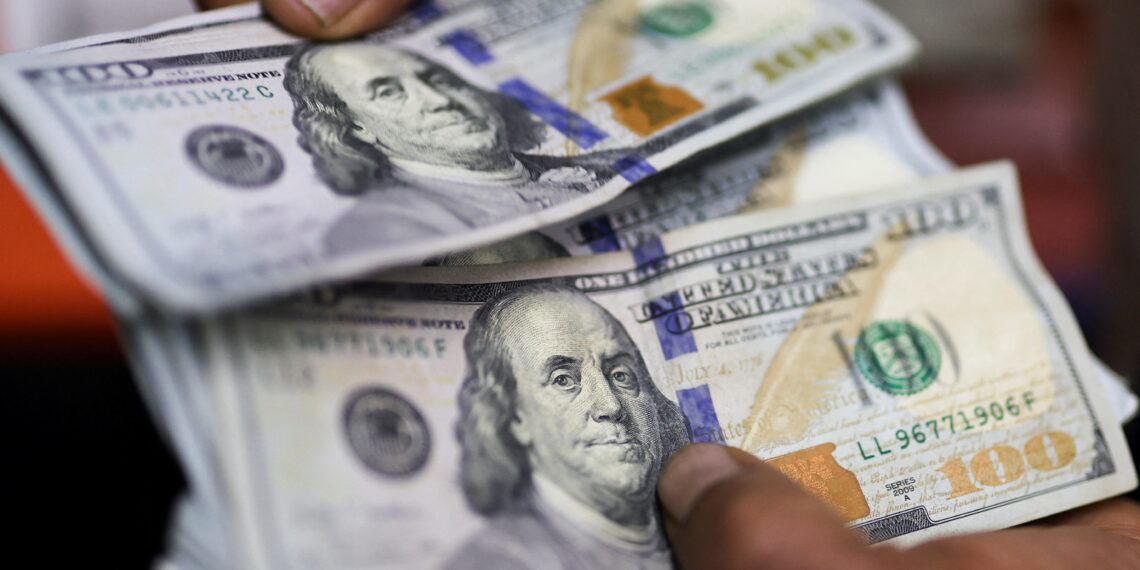 Dólar sobe e bate R$ 5 após anúncio de cessar-fogo de Israel no Líbano; Ibovespa cai