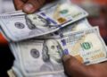 Dólar sobe e bate R$ 5 após anúncio de cessar-fogo de Israel no Líbano; Ibovespa cai