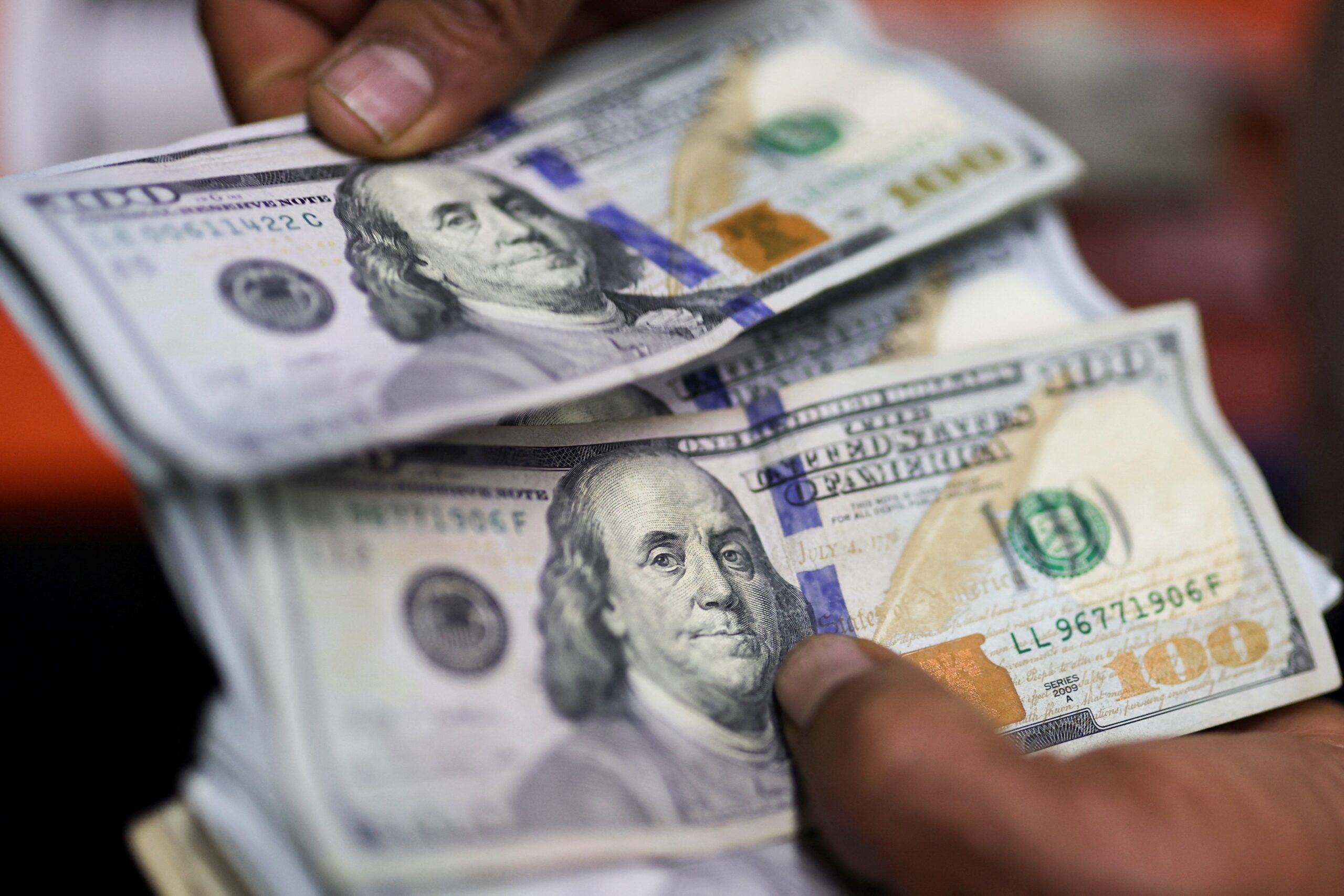 Dólar sobe e bate R$ 5 após anúncio de cessar-fogo de Israel no Líbano; Ibovespa cai