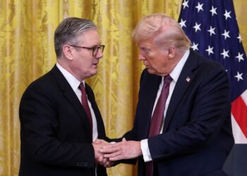 Trump ameaça Reino Unido com ‘grande tarifa’ por imposto sobre big techs americanas, diz jornal