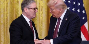 Trump ameaça Reino Unido com ‘grande tarifa’ por imposto sobre big techs americanas, diz jornal