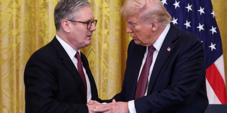 Trump ameaça Reino Unido com ‘grande tarifa’ por imposto sobre big techs americanas, diz jornal