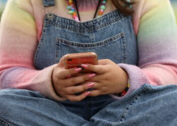 Senado da França vota projeto para proibir redes sociais para menores de 15 anos