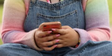 Senado da França vota projeto para proibir redes sociais para menores de 15 anos