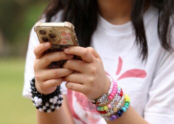 Austrália investiga redes sociais por suspeita de violar proibição para menores de 16 anos