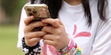 Austrália investiga redes sociais por suspeita de violar proibição para menores de 16 anos