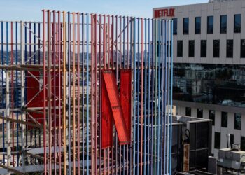 Ações da Netflix caem mais de 10% após projeções fracas e saída de Hastings ampliar dúvidas sobre crescimento