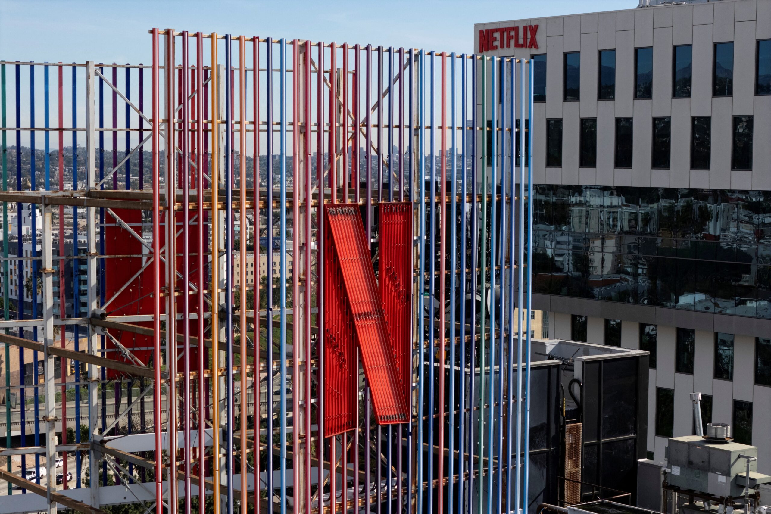 Ações da Netflix caem mais de 10% após projeções fracas e saída de Hastings ampliar dúvidas sobre crescimento