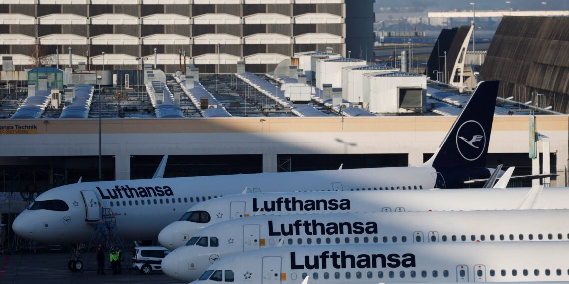 Europa pode ter combustível de aviação só para as próximas semanas, e companhias começam a cancelar voos