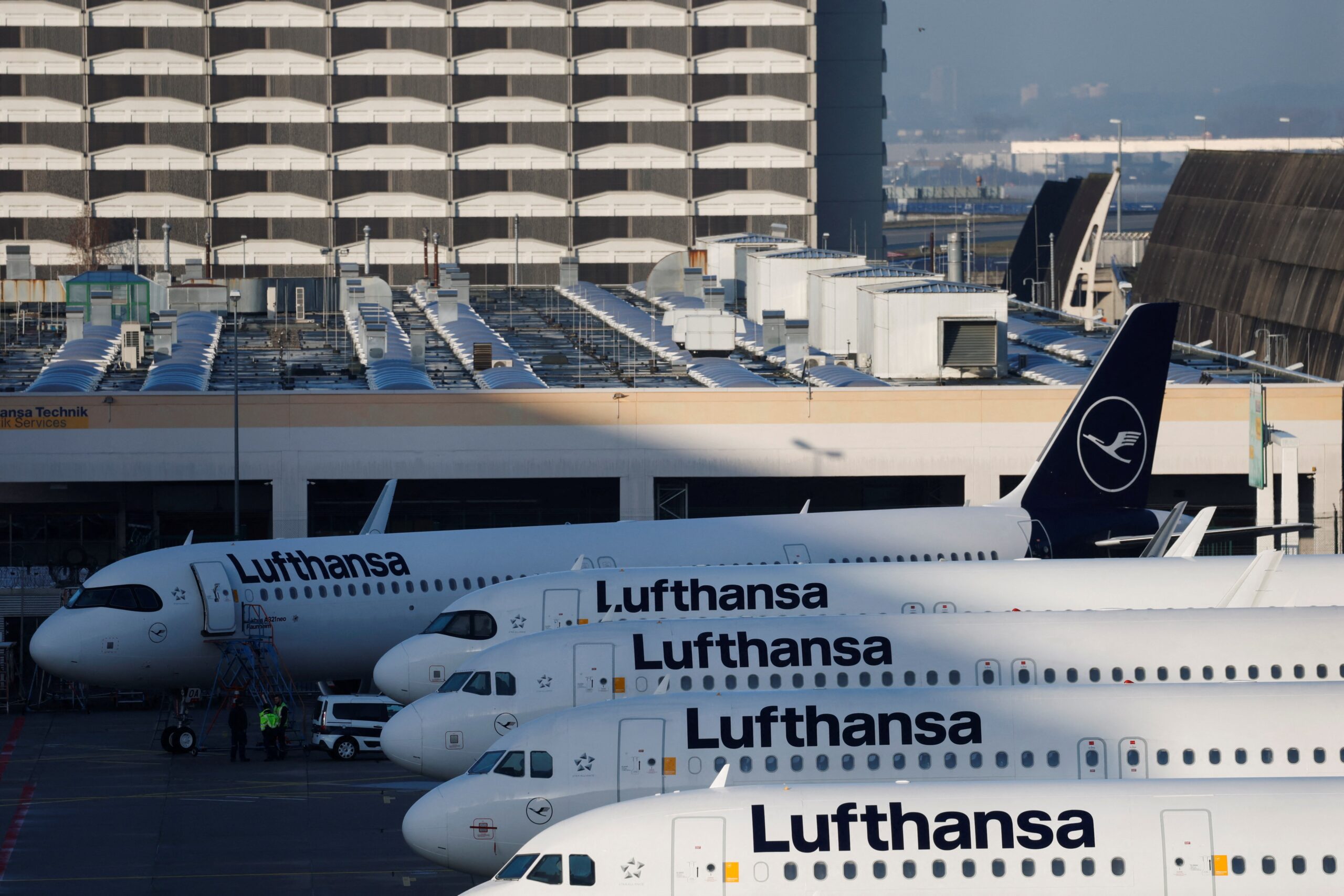 Europa pode ter combustível de aviação só para as próximas semanas, e companhias começam a cancelar voos