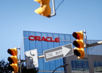 Oracle promove demissões em massa para investir em IA, diz TV