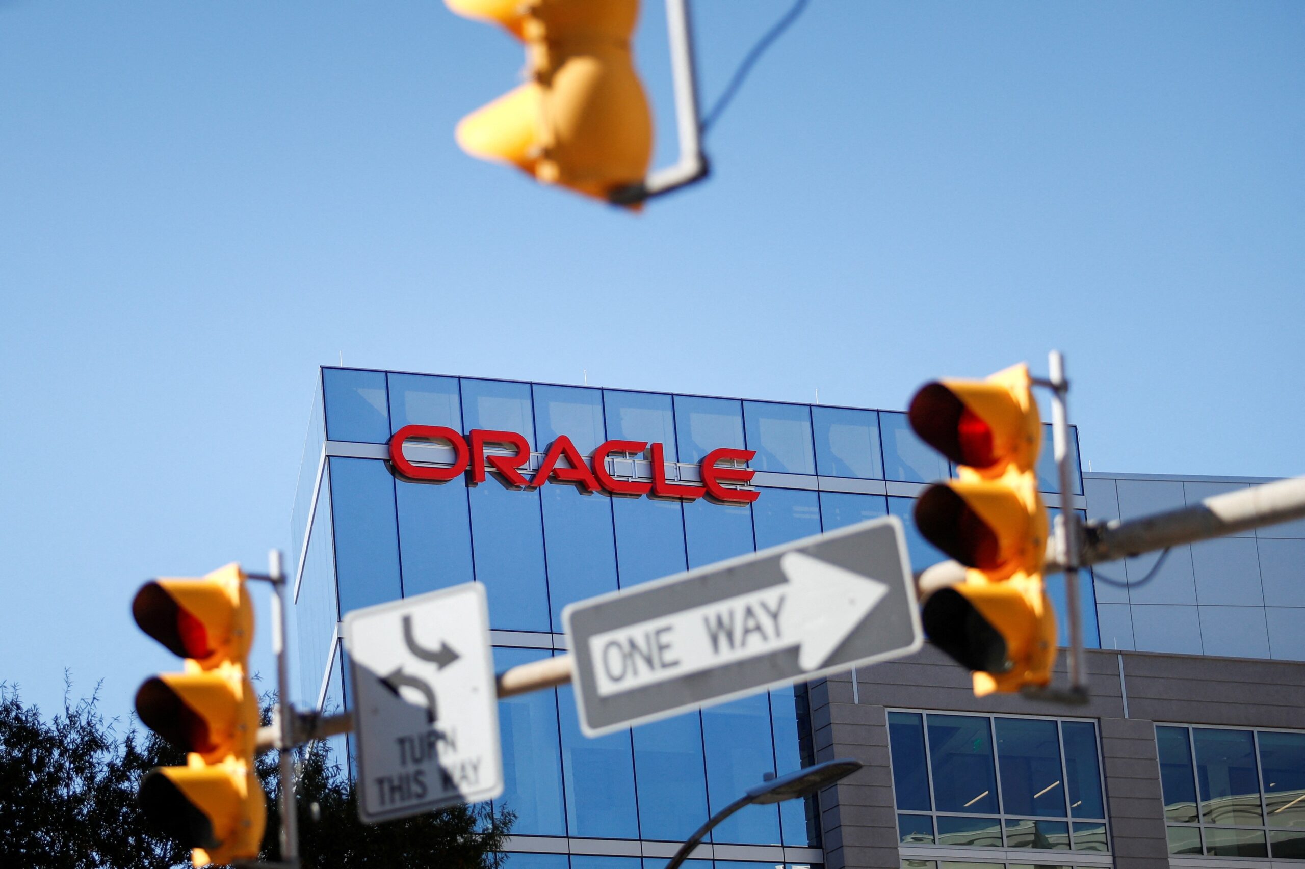 Oracle promove demissões em massa para investir em IA, diz TV
