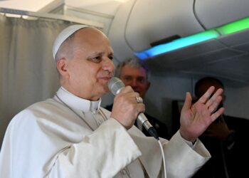 É #FAKE vídeo do papa Leão XIV nomeando Frei Gilson como 'ferramenta de Deus'; cena feita com IA leva a golpe do PIX