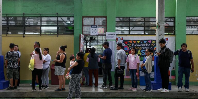 Peru: ultraconservador e esquerda disputam voto a voto para 2º turno