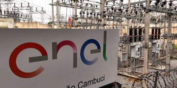 Agência internacional rebaixa nota da Enel e cita risco de empresa perder concessão em SP