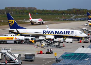 'Comprem agora': ministro espanhol alerta que guerra pode disparar preço de passagens aéreas