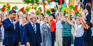 Pacotes de Inteligência Artificial expõem dilema do Brasil na disputa entre EUA e China