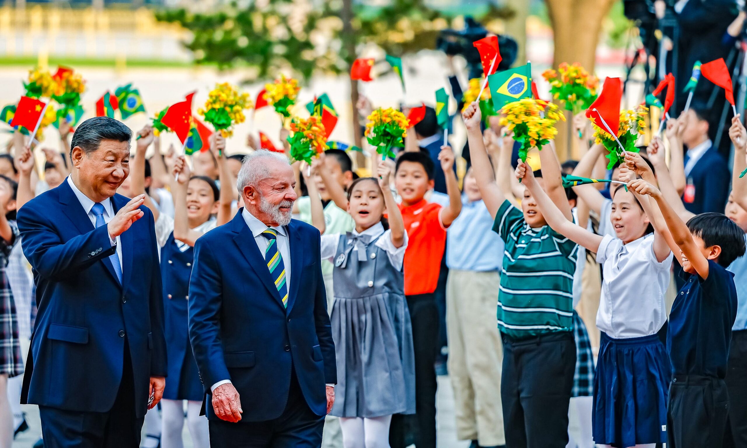 Pacotes de Inteligência Artificial expõem dilema do Brasil na disputa entre EUA e China