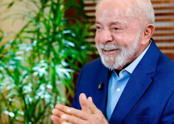 Na Espanha, Lula pede trabalho global pela democracia e fim de guerras