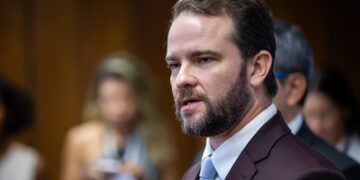 Governo vai usar FGTS em programa para brasileiros endividados, diz Durigan